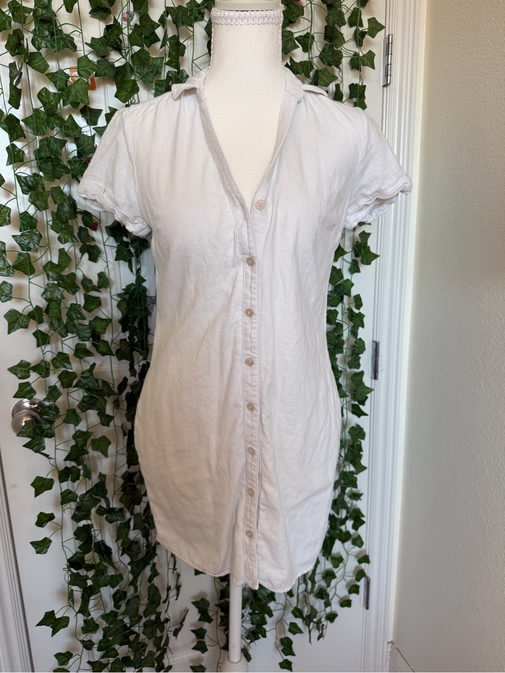 Abercrombie & Fitch Ivory Button-Front Short Sleeve Shirt